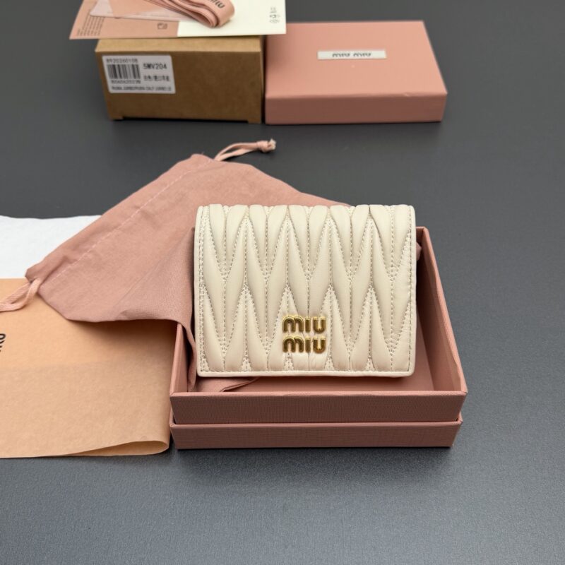 MIUMIU MATELASSÉ羊皮革小号钱包 编号:5MV204 白色/进口羊皮