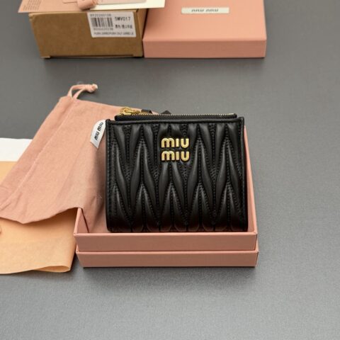 MIUMIU MATELASSÉ羊皮革短款钱包 编号:5MV017 黑色/进口羊皮