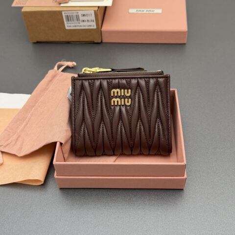 MIUMIU MATELASSÉ羊皮革短款钱包 编号:5MV017  石南木/进口羊皮