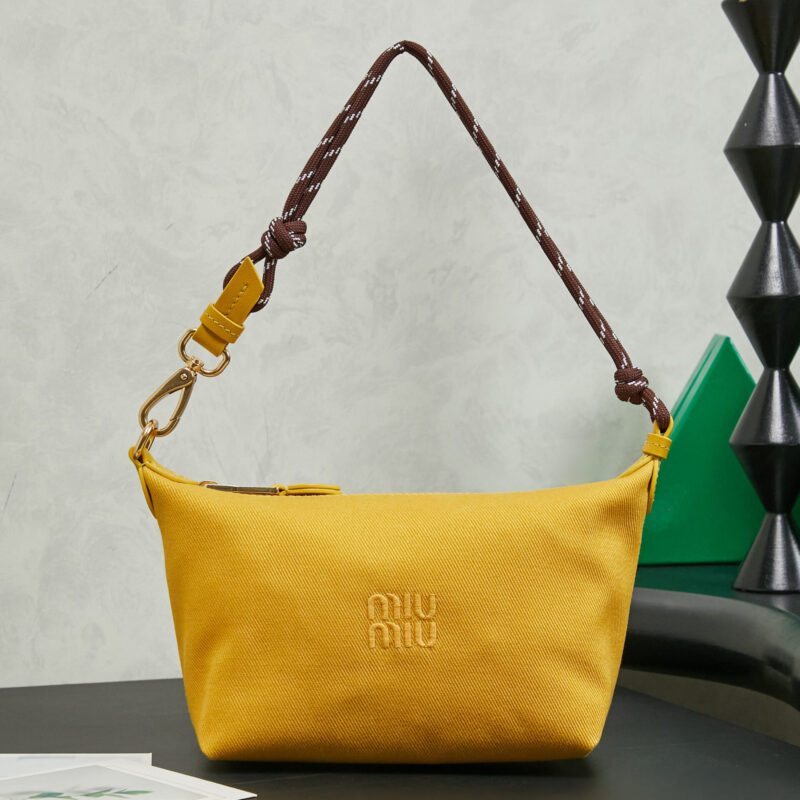 MIUMIU 新品牛仔布饭盒包 5NE841 黄色