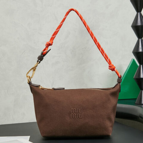 MIUMIU 新品牛仔布饭盒包 5NE841 可可棕