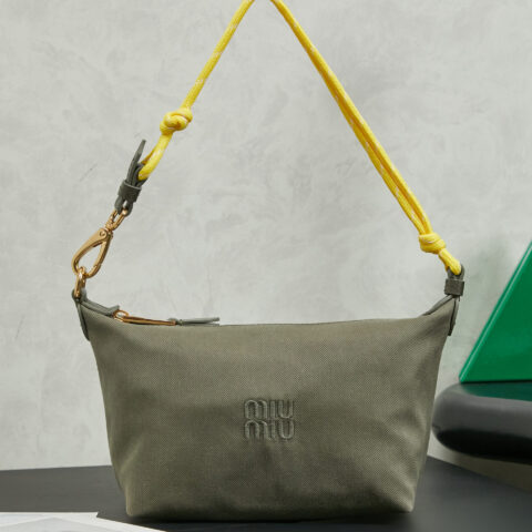 MIUMIU 新品牛仔布饭盒包 5NE841 绿色