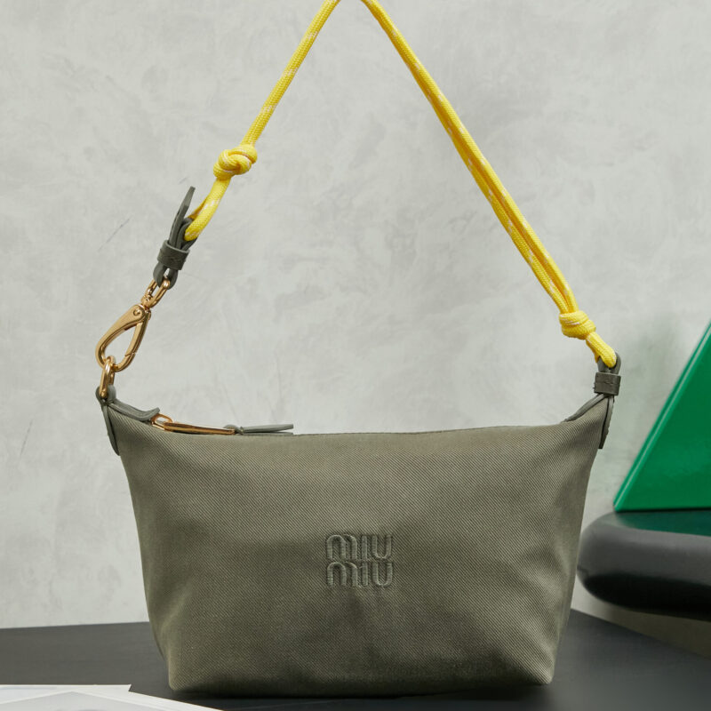 MIUMIU 新品牛仔布饭盒包 5NE841 绿色