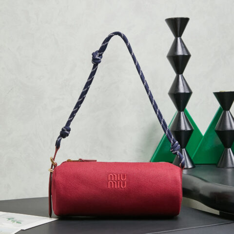 MIUMIU 新品斜纹布笔筒 5NE851 酒红色