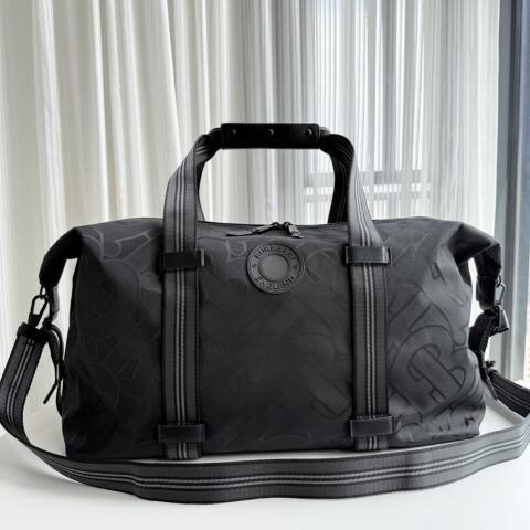 Burberry 今年最新款尼龙布防水材料的旅行包 型号8551