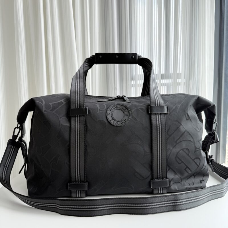 Burberry 今年最新款尼龙布防水材料的旅行包 型号8551