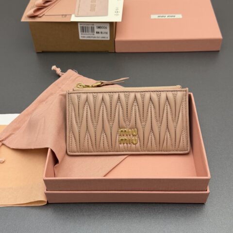 MIUMIU MATELASSÉ 羊皮革拉链卡包 编号:5MB006 裸粉/进口羊皮