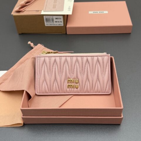 MIUMIU MATELASSÉ 羊皮革拉链卡包 编号:5MB006 浅粉/进口羊皮