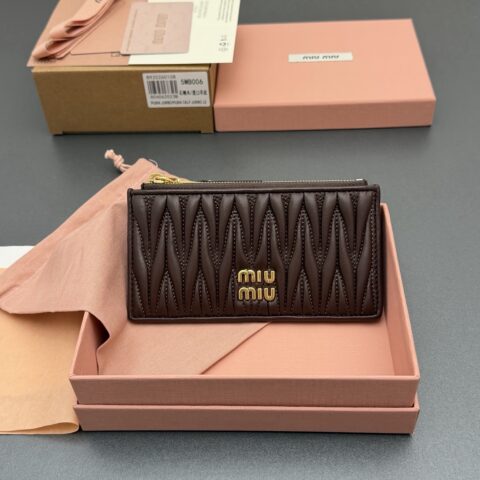 MIUMIU MATELASSÉ 羊皮革拉链卡包 编号:5MB006  石南木/进口羊皮