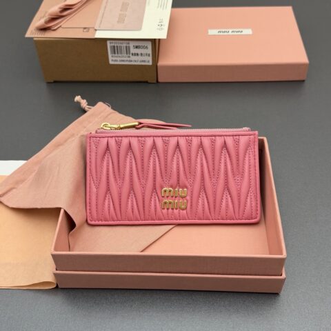 MIUMIU MATELASSÉ 羊皮革拉链卡包 编号:5MB006  海棠粉/进口羊皮