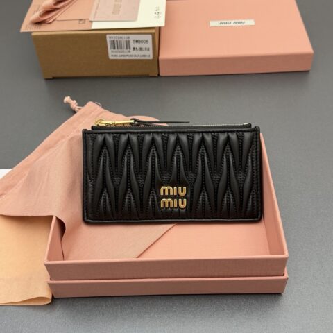 MIUMIU MATELASSÉ 羊皮革拉链卡包 编号:5MB006 黑色/进口羊皮