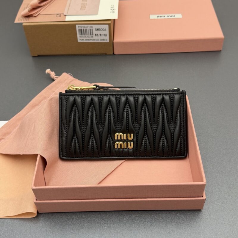 MIUMIU MATELASSÉ 羊皮革拉链卡包 编号:5MB006 黑色/进口羊皮