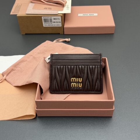 MIUMIU MATELASSÉ 羊皮革卡包 编号:5MC076 石南木/进口羊皮