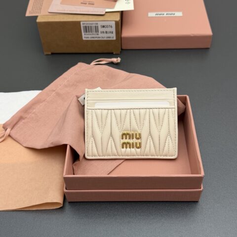 MIUMIU MATELASSÉ 羊皮革卡包 编号:5MC076 焦糖/进口羊皮