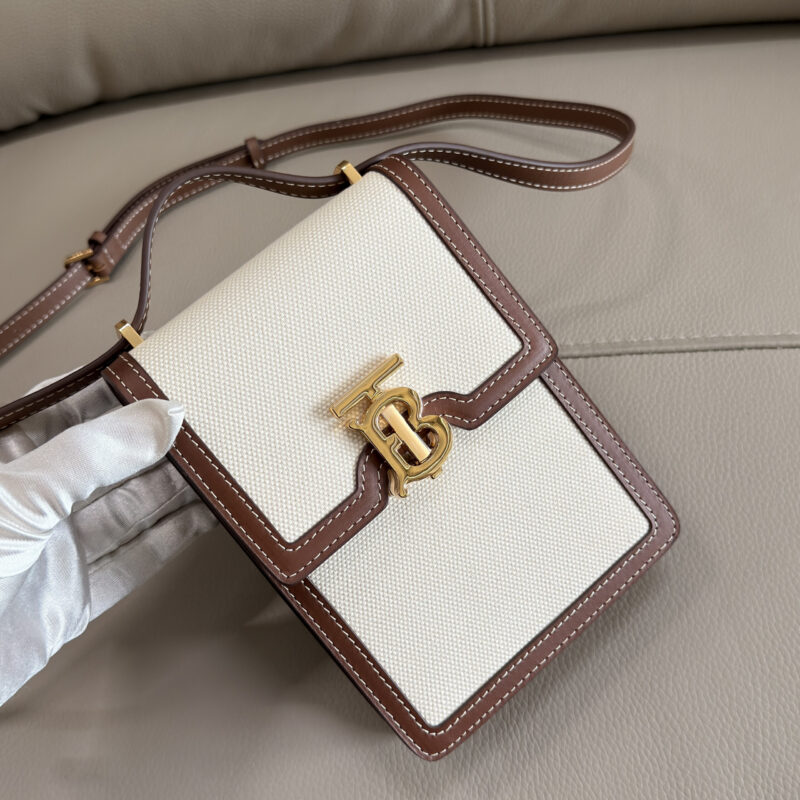 Burberry B家小巧立挺的「Robin – 洛宾包」型号8991
