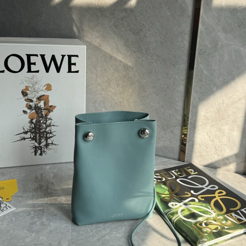 LOEWE 罗家新品Pebble Pouch 0905