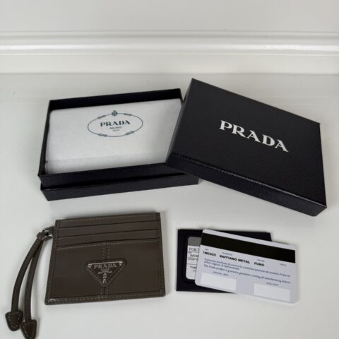 PRADA P家➡️ 男女通用小卡包 灰色 油腊皮三角标 型号1MC025