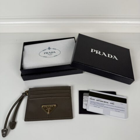 PRADA P家➡️ 男女通用小卡包 灰色 油腊皮三角标 型号1MC025