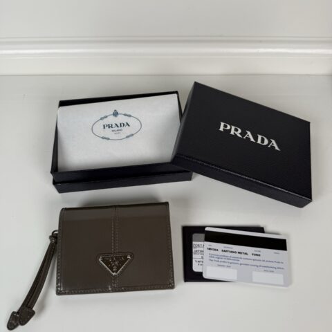 PRADA P家➡️女士两折短夹，型号1M0204，灰色油腊牛皮
