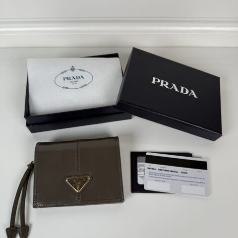 PRADA P家➡️女士两折短夹，型号1M0204，灰色油腊牛皮