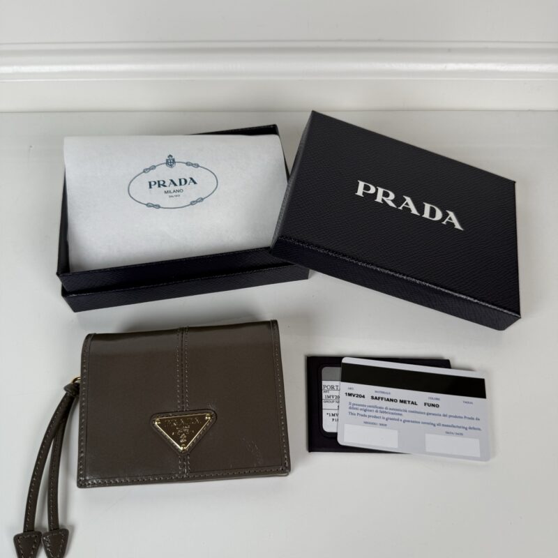PRADA P家➡️女士两折短夹，型号1M0204，灰色油腊牛皮