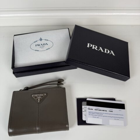 PRADA P家➡️男女通用短款钱包，型号1ML050,灰色油腊皮牛皮