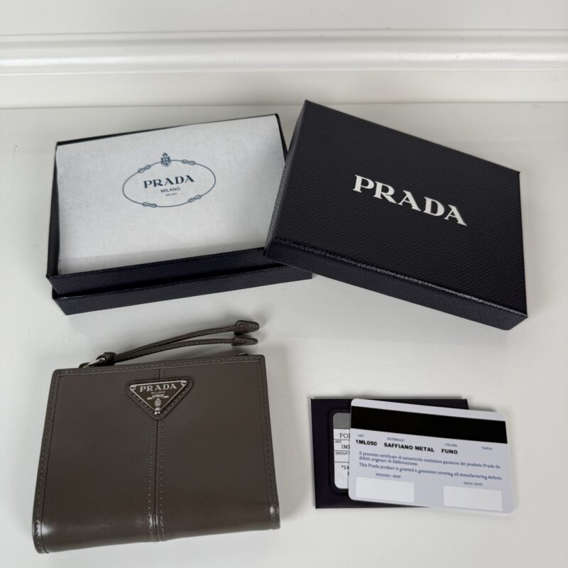 PRADA P家➡️男女通用短款钱包，型号1ML050,灰色油腊皮牛皮