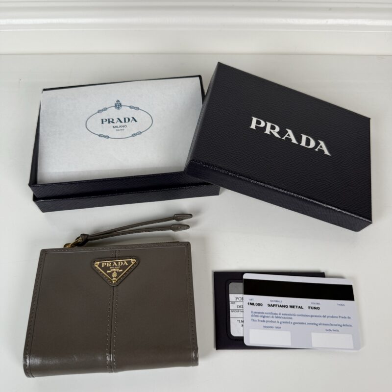 PRADA P家➡️男女通用短款钱包，型号1ML050,灰色油腊皮牛皮