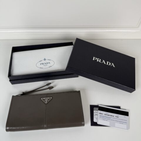 PRADA P家➡️男女通用小袋包 三角形金属徽标 型号：1MB051