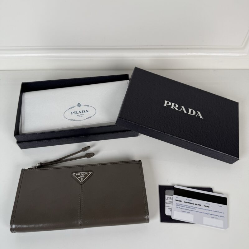 PRADA P家➡️男女通用小袋包 三角形金属徽标 型号：1MB051