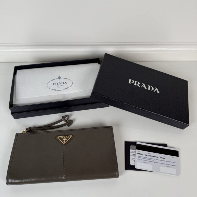 PRADA P家➡️男女通用小袋包 三角形金属徽标 型号：1MB051