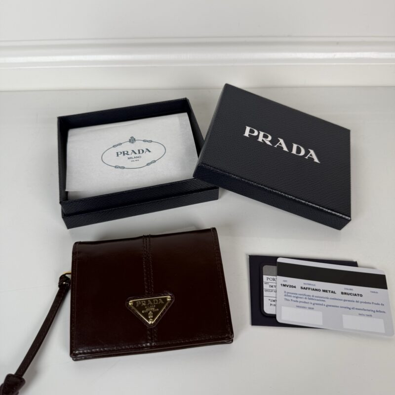 PRADA P家➡️女士两折短夹，型号1M0204，咖色油腊牛皮