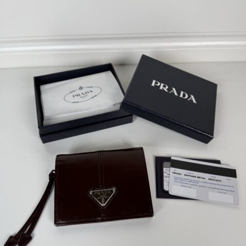 PRADA P家➡️女士两折短夹，型号1M0204，咖色油腊牛皮