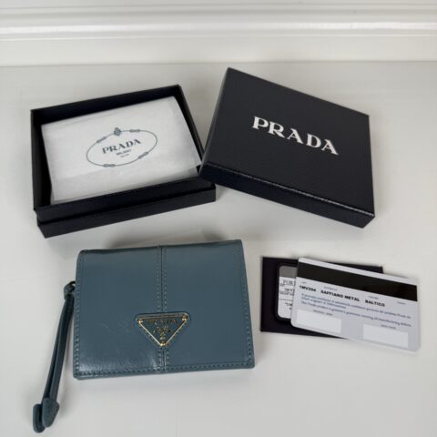 PRADA P家➡️女士两折短夹，型号1M0204，蓝色油腊牛皮
