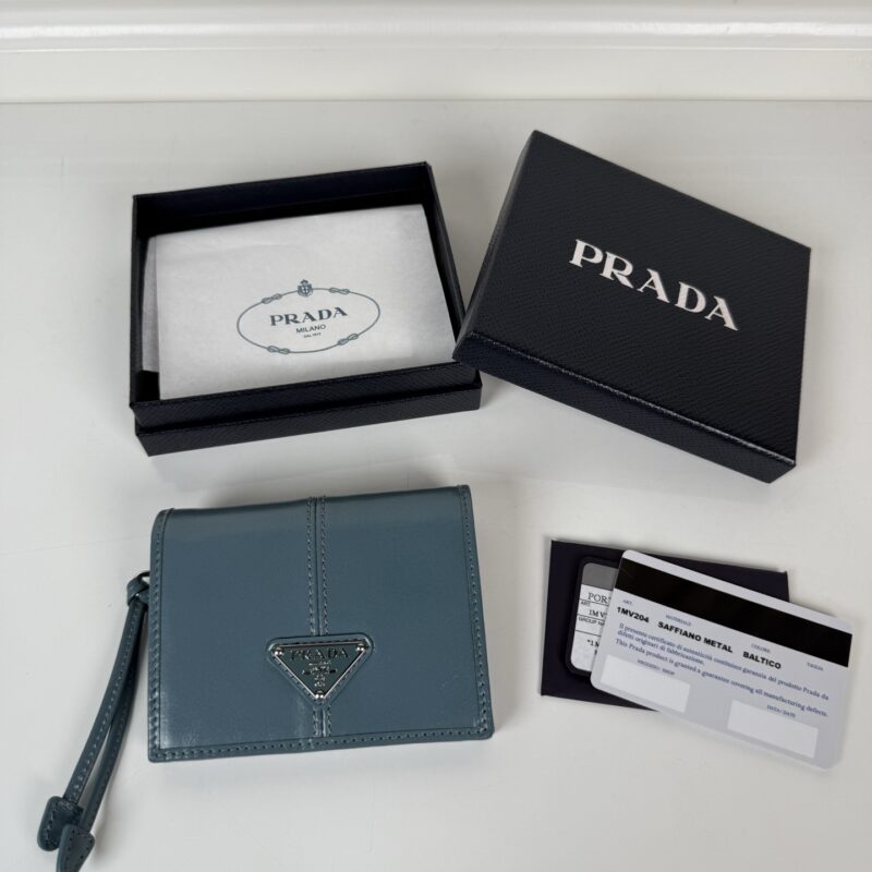 PRADA P家➡️女士两折短夹，型号1M0204，蓝色油腊牛皮