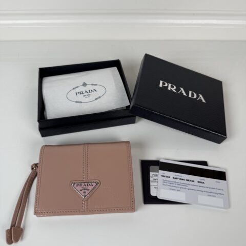 PRADA P家➡️女士两折短夹，型号1M0204，粉色油腊牛皮