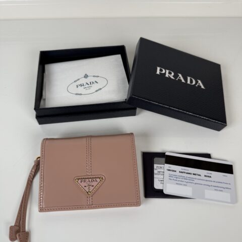 PRADA P家➡️女士两折短夹，型号1M0204，粉色油腊牛皮