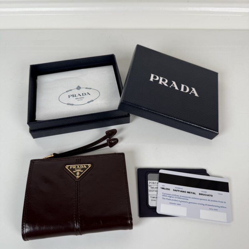 PRADA P家➡️男女通用短款钱包,型号1ML050,咖色油腊皮牛皮