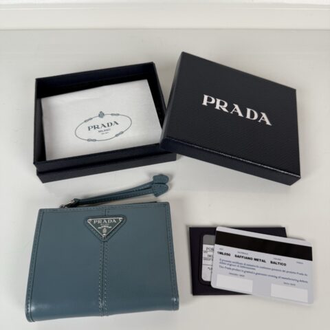 PRADA P家➡️男女通用短款钱包，型号1ML050,蓝色油腊皮牛皮