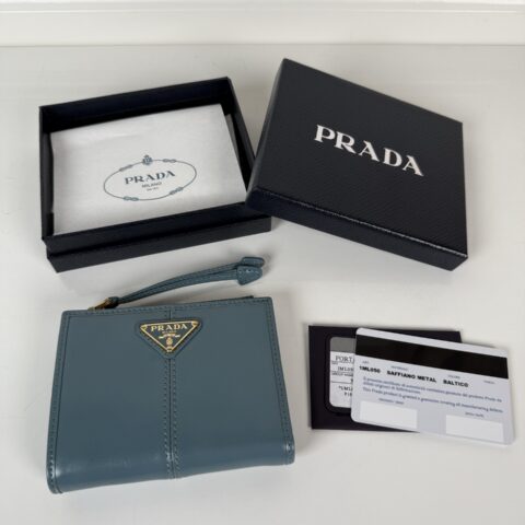 PRADA P家➡️男女通用短款钱包，型号1ML050,蓝色油腊皮牛皮