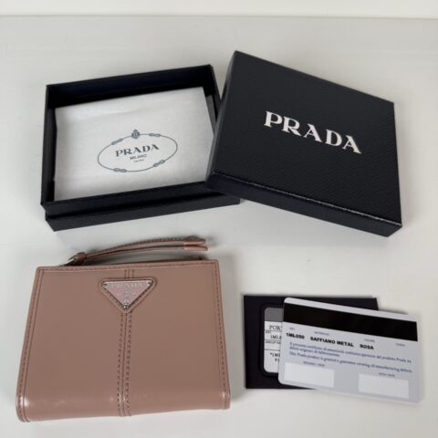 PRADA P家➡️男女通用短款钱包，型号1ML050,粉色油腊皮牛皮