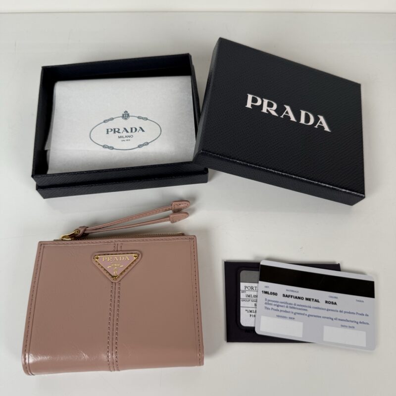 PRADA P家➡️男女通用短款钱包，型号1ML050,粉色油腊皮牛皮
