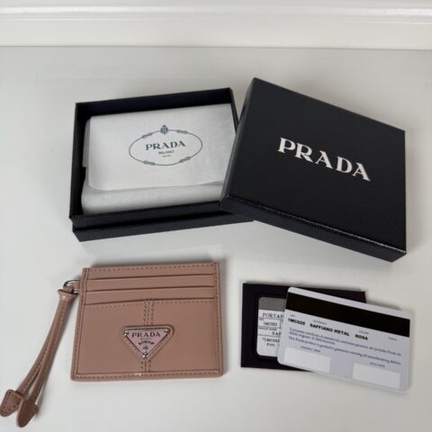 PRADA P家➡️ 男女通用小卡包，粉色 油腊皮三角标，型号1MC025