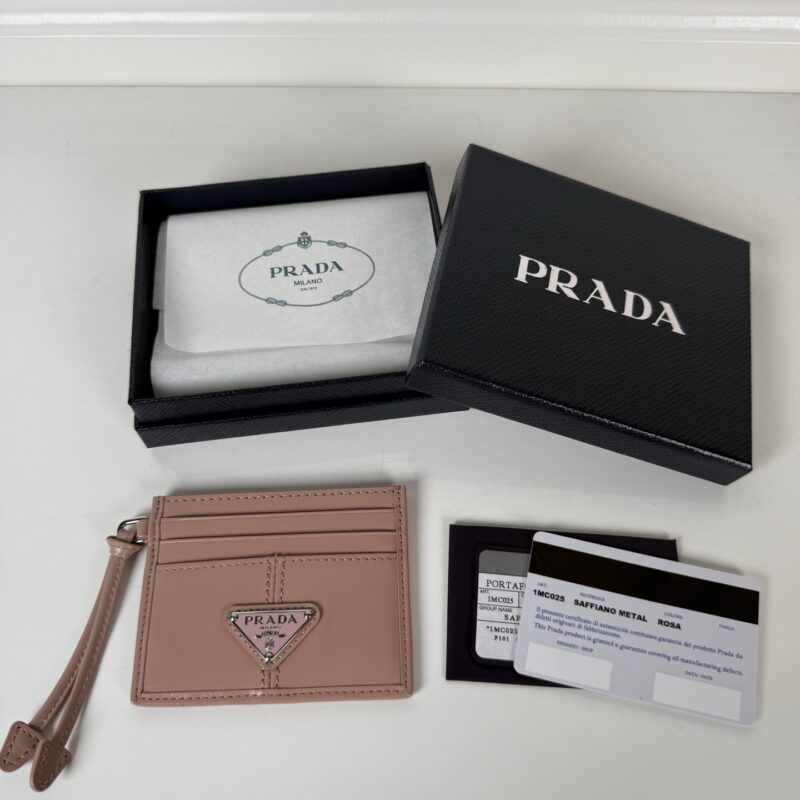 PRADA P家➡️ 男女通用小卡包，粉色 油腊皮三角标，型号1MC025