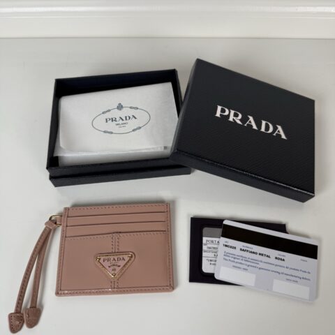 PRADA P家➡️ 男女通用小卡包,粉色 油腊皮三角标,型号1MC025