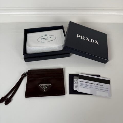 PRADA P家➡️ 男女通用小卡包,咖色 油腊皮三角标,型号1MC025