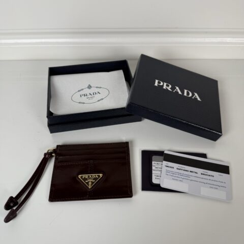 PRADA P家➡️ 男女通用小卡包，咖色 油腊皮三角标，型号1MC025