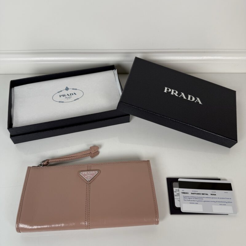 PRADA P家➡️男女通用小袋包 三角形金属徽标 型号：1MB051