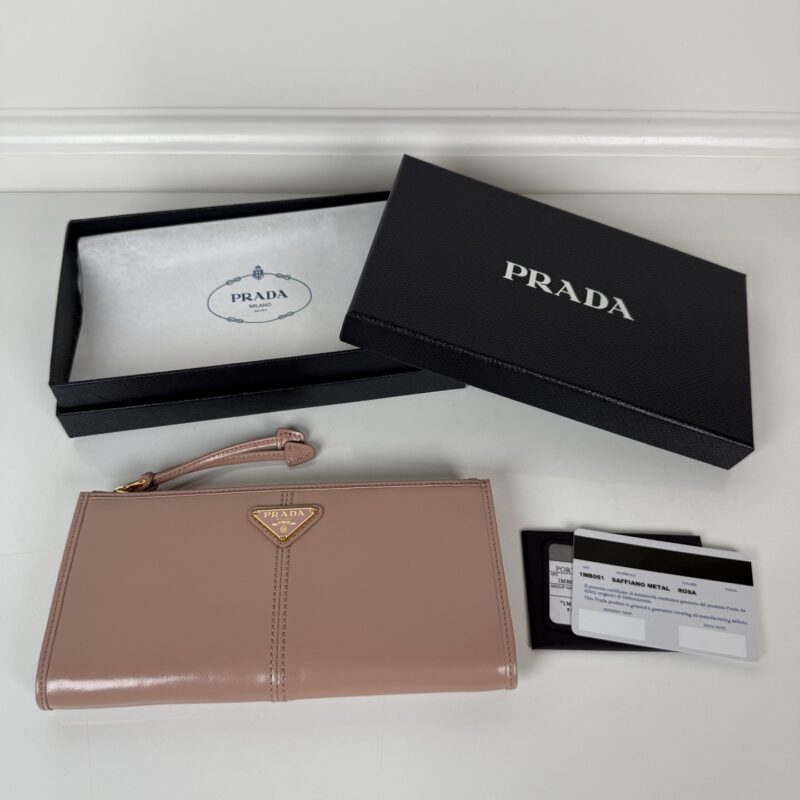PRADA P家➡️男女通用小袋包 三角形金属徽标 型号：1MB051