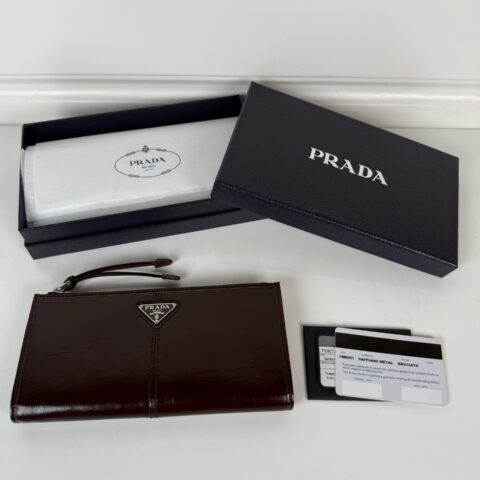 PRADA P家➡️男女通用小袋包 三角形金属徽标 型号：1MB051